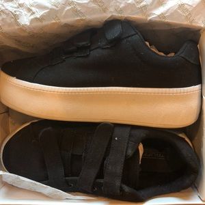BLACK CANVAS - PLATFORM SNEAKER